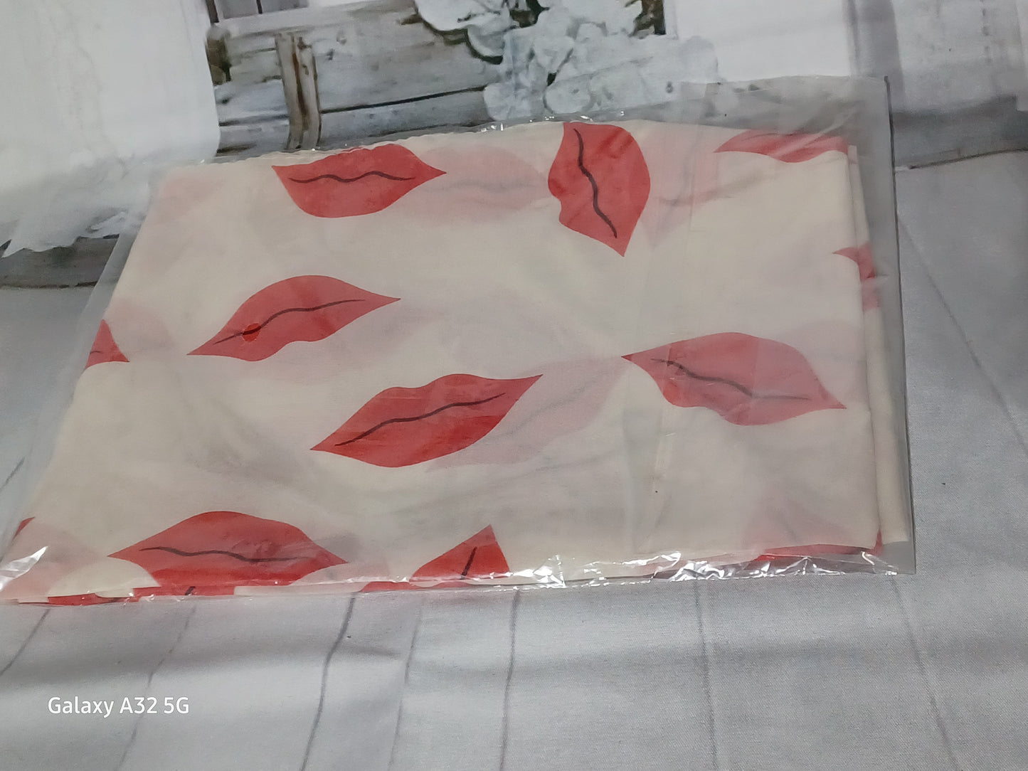 RED LIPS Lightweight Scarf