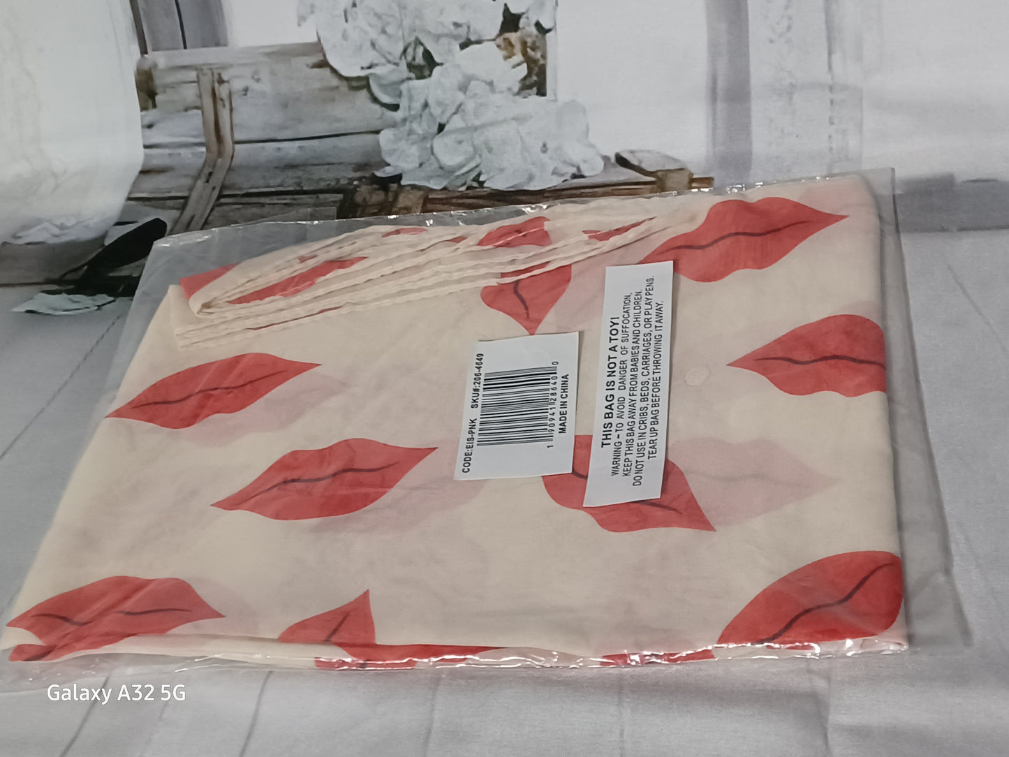 RED LIPS Lightweight Scarf